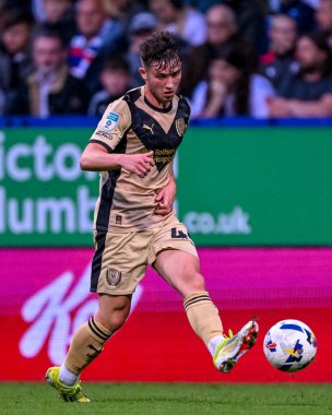 Rotherham United takımından Dan Gore 2 Eylül 2025 'te İngiltere' nin Toughsheet Community Stadyumu 'nda Bolton Wanderers-Rotherham United maçında