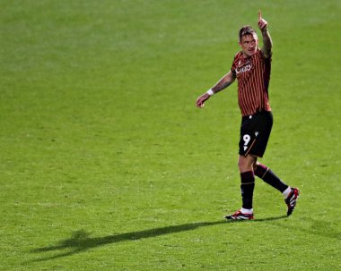 Bradford City 'den Andy Cook, Bradford Stadyumu' nda Bradford City ile Grimsby Town arasındaki Vertu Kupası maçındaki ilk golünü 2 Eylül 2025 'te kutluyor.