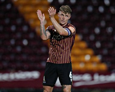 Bradford City 'den Max Power, Bradford Stadyumu' nda oynanan Bradford City - Grimsby Town maçından sonra taraftarları alkışlıyor.