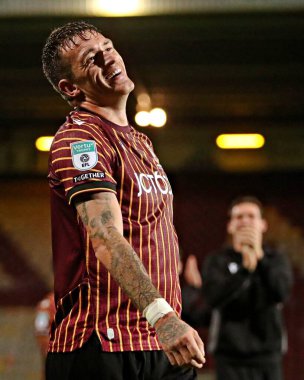 Bradford City 'den Andy Cook, Bradford Stadyumu' nda Bradford City ile Grimsby Town arasındaki Vertu Kupası maçını 2 Eylül 2025 'te kutluyor.