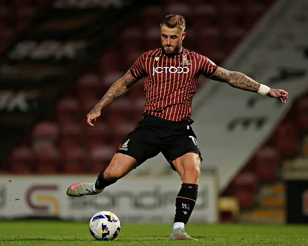 Bradford City 'den Steven Humprhys, Bradford Stadyumu' nda Bradford City 'nin Grimsby Town' a karşı oynadığı The Vertu Trophy maçında 2 Eylül 2025 'de çekimler yapıyor.