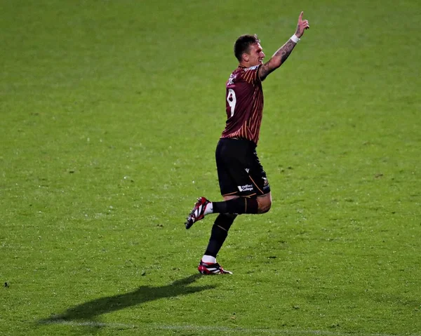 Bradford City 'den Andy Cook, Bradford Stadyumu' nda Bradford City ile Grimsby Town arasındaki Vertu Kupası maçındaki ilk golünü 2 Eylül 2025 'te kutluyor.