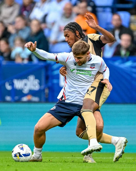 Bolton Wanderers 'dan Sam Dolby, 2 Eylül 2025' te İngiltere 'nin Bolton Stadyumu' nda oynanan Bolton Wanderers-Rotherham United maçında Rotherham United 'dan James Clarke' ı durdurdu.