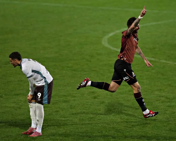 Bradford City 'den Andy Cook, Bradford Stadyumu, 2 Eylül 2025' te Bradford City ile Grimsby Town arasındaki Vertu Kupası maçında golünü kutluyor.