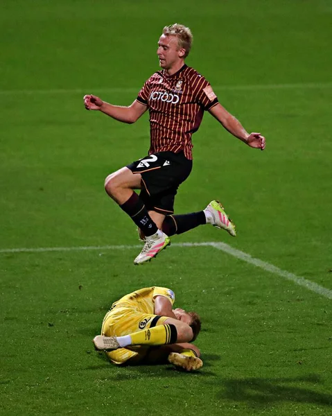 Bradford City 'den George Lapslie, Bradford Stadyumu, Bradford, İngiltere' de 2 Eylül 2025 'te oynanan The Vertu Trophy maçında Grimsby Town' a karşı Seb Auton 'un üzerinden atladı.