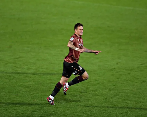 Bradford City 'den Andy Cook, Bradford Stadyumu' nda Bradford City ile Grimsby Town arasındaki Vertu Kupası maçındaki ilk golünü 2 Eylül 2025 'te kutluyor.
