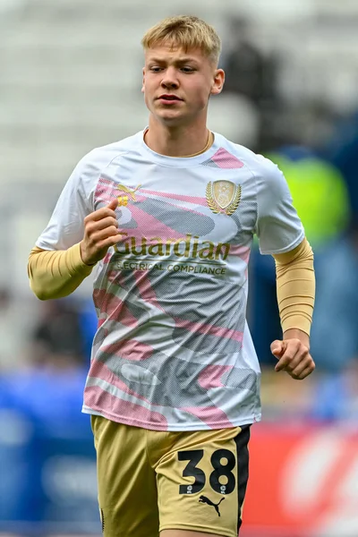 Rotherham United takımından Kane Richardson 2 Eylül 2025 'te İngiltere' nin Toughsheet Community Stadyumu 'nda Bolton Wanderers ve Rotherham United maçında