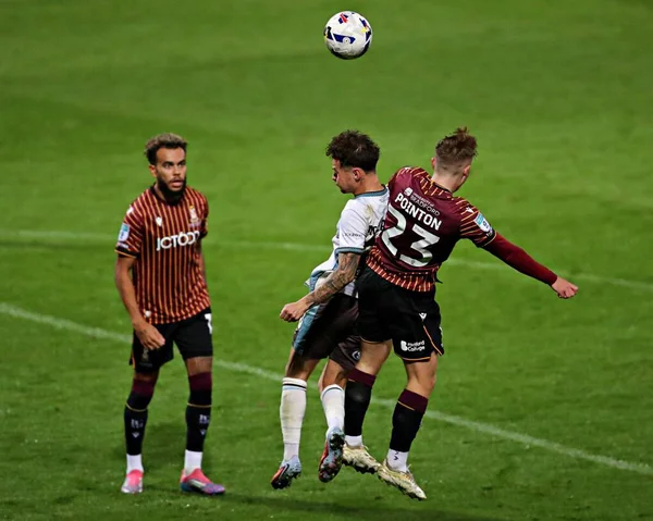 Bradford City 'den Bobby Pointon, Grimsby Town' dan George McEachran ile 2 Eylül 2025 'te Bradford Stadyumu' nda oynanan Vertu Kupası maçında Grimsby Town 'a karşı.