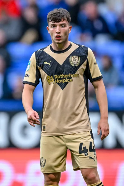 Rotherham United takımından Dan Gore 2 Eylül 2025 'te İngiltere' nin Toughsheet Community Stadyumu 'nda Bolton Wanderers-Rotherham United maçında