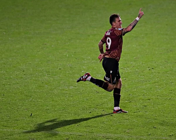Bradford City 'den Andy Cook, Bradford Stadyumu' nda Bradford City ile Grimsby Town maçında 2 Eylül 2025 'te oynanan Vertu Kupası maçında golünü kutluyor.