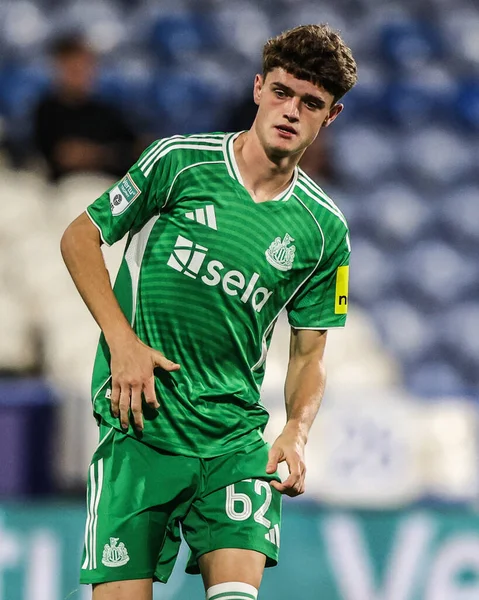 Newcastle United 'dan Sean Neave 2 Eylül 2025' te İngiltere 'nin Accu Stadyumu' nda oynanan The Vertu Trophy maçı sırasında Huddersfield Town, Newcastle United U21 'e karşı.