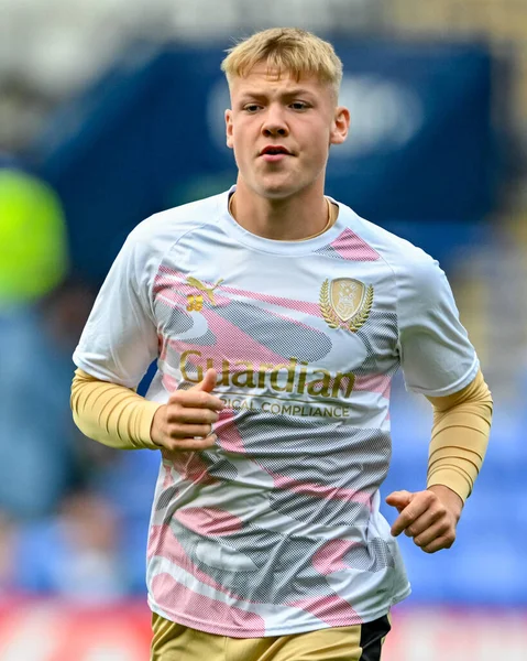 Rotherham United takımından Kane Richardson 2 Eylül 2025 'te İngiltere' nin Toughsheet Community Stadyumu 'nda Bolton Wanderers ve Rotherham United maçında