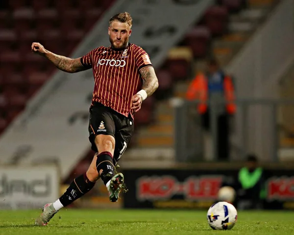 Bradford City 'den Steven Humprhys, Bradford Stadyumu' nda Bradford City 'nin Grimsby Town' a karşı oynadığı The Vertu Trophy maçında 2 Eylül 2025 'de çekimler yapıyor.