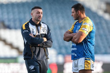 Leeds Rhinos 'tan Jake Connor ve Leeds Rhinos' tan Ryan Hall 25. Betfred Süper Lig karşılaşmasında Huddersfield Giants, Leeds Rhinos 'a karşı Accu Stadyumu, Huddersfield, Birleşik Krallık, 4 Eylül 2025