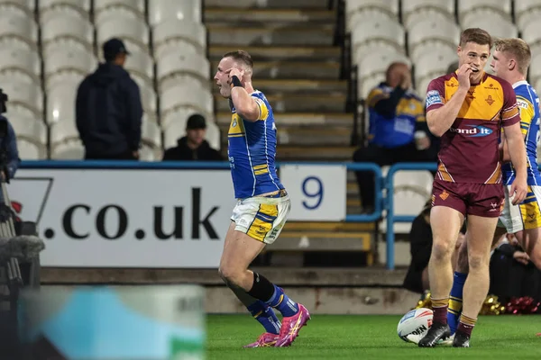 Leeds Rhinos 'tan Harry Newman, 4 Eylül 2025' te İngiltere 'nin Huddersfield Stadyumu' nda oynanan 25. Betfred Süper Lig karşılaşmasında Huddersfield Giants ve Leeds Rhinos maçını kutluyor.