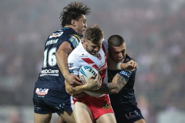 St Helens takımından Joe Batchelor Wigan Warriors 'dan Brad O' neill ve Wigan Warriors 'tan Liam Byrne tarafından oynanan Betfred Süper Lig 25. Raundunda St Helens - Wigan Warriors maçında, St Helens - Wicked Stadyumu, St Helens, Birleşik Krallık, 5 Eylül 2025