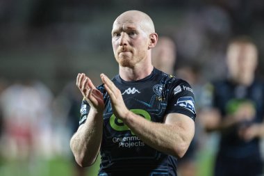 Wigan Warriors takımından Liam Farrell, Betfred Süper Lig 25. Raundda Wigan Warriors 'a karşı St Helens maçında İngiltere' nin St. Helens Stadyumu 'nda 5 Eylül 2025' de oynanan gezgin taraftarları alkışlıyor.