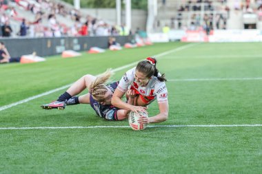 St Helens 'ten Phoebe Hook, Betfred Kadınlar Süper Ligi 13. Raundu' nda Wigan Warriors 'a karşı St Helens Kadınlar Stadyumu, St Helens, Birleşik Krallık, 5 Eylül 2025' de oynanan karşılaşmada 20-20 öne geçmeye çalışıyor.