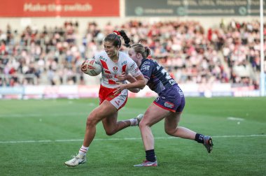 St Helens 'ten Phoebe Hook, Betfred Kadınlar Süper Ligi 13. Raundu' nda Wigan Warriors 'a karşı St Helens Kadınlar Stadyumu, St Helens, Birleşik Krallık, 5 Eylül 2025' de oynanan karşılaşmada 20-20 öne geçmeye çalışıyor.