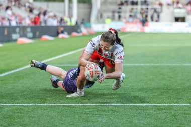 St Helens 'ten Phoebe Hook, Betfred Kadınlar Süper Ligi 13. Raundu' nda Wigan Warriors 'a karşı St Helens Kadınlar Stadyumu, St Helens, Birleşik Krallık, 5 Eylül 2025' de oynanan karşılaşmada 20-20 öne geçmeye çalışıyor.