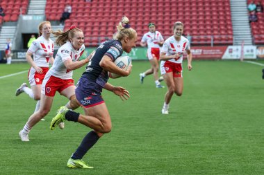 Wigan Warriors 'dan Anna Davies, Betfred Kadınlar Süper Ligi 13. Raundda Wigan Savaşçılarına Karşı St Helens Stadyumu, St Helens, Birleşik Krallık' ta 5 Eylül 2025 'te oynanan karşılaşmada tek başına koşuyor.