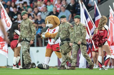 St Helens maskotu Boots, Betfred Süper Lig 25. Turu 'nda St Helens' e karşı Wigan Warriors 'un 5 Eylül 2025' te St.Helens, İngiltere 'de oynanan karşılaşma maçında Kraliyet Deniz Piyadeleri' nin yardımıyla çatıdan çekildi.