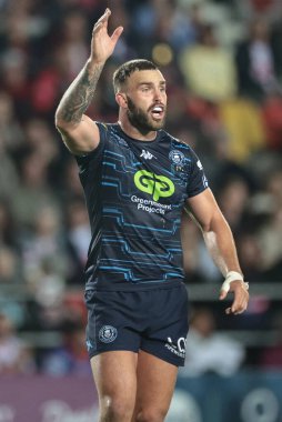 Wigan Warriors takımından Kaide Ellis, 5 Eylül 2025 'te St Helens - Wigan Warriors maçında takım arkadaşlarına takım komutu verdi.