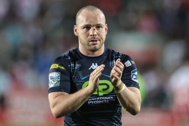 Wigan Warriors takımından Liam Marshall, Betfred Süper Lig 25. Raundda St Helens 'e karşı Wigan Warriors' u 5 Eylül 2025 'te St. Helens Stadyumu' nda alkışlıyor.
