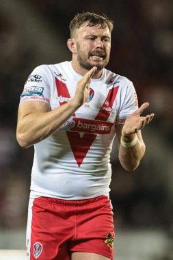 St Helens takımından Joe Batchelor, Betfred Süper Lig 25. Raundda St. Helens Wigan Warriors 'a karşı oynadığı Wicked Stadyumu' nda 5 Eylül 2025 'de takım arkadaşlarını alkışlıyor.