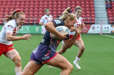 Wigan Warriors 'dan Anna Davies, Betfred Kadınlar Süper Ligi 13. Raundda Wigan Savaşçılarına Karşı St Helens Stadyumu, St Helens, Birleşik Krallık' ta 5 Eylül 2025 'te oynanan karşılaşmada tek başına koşuyor.