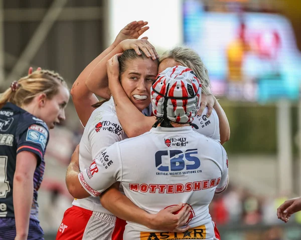 St Helens 'ten Phoebe Hook, Betfred Kadınlar Süper Ligi 13. Raundu' nda Wigan Warriors 'a karşı St Helens Kadınlar Stadyumu, St Helens, Birleşik Krallık' ta 5 Eylül 2025 'de oynanan karşılaşmayı 20-20 kazanma çabasını kutluyor.