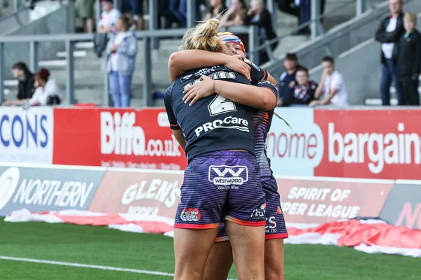 Wigan Warriors 'dan Anna Davies, Betfred Kadınlar Süper Ligi 13. Raundda Wigan Savaşçılarına Karşı St Helens Kadınlar Stadyumu' nda 5 Eylül 2025 'te oynanan karşılaşmasını kutluyor.