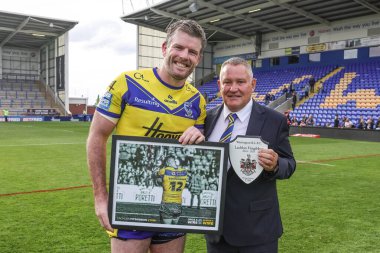Warrington Wolves 'un başkanı Stuart Middleton, Warrington Wolves' tan Lachlan Fitzgibbon 'a Betfred Süper Lig 25. Raundunda oynadığı maçta evinde çekilmiş bir fotoğraf ve veba sunar. 