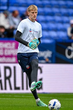 Bolton Wanderers takımından Teddy Sharman-Lowe, 6 Eylül 2025 'te İngiltere' nin Bolton Stadyumu 'nda Bolton Wanderers - AFC Wimbledon maçından önce ısınıyor.