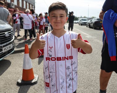 Genç bir Hull KR taraftarı Betfred Süper Lig 25. Raundda Hull KR 'a karşı Hull FC' nin 7 Eylül 2025 'te İngiltere' nin Hull kentinde oynanan ilk Hull Derbisi 'ne katılmıştır.