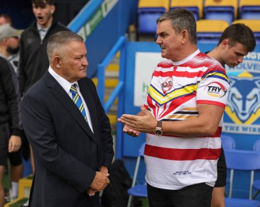 Warrington Başkanı Stuart Middleton, Betfred Süper Lig 25. Raundda Leoparların sahibi Derek Beaumont ile Halliwell Jones Stadyumu, Warrington, 6 Eylül 2025 'de oynanan Warrington-Leopards maçında konuştu.