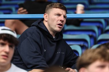 Warrington Wolves takımından George Williams, Betfred Süper Lig 25. Raundda Halliwell Jones Stadyumu, Warrington, İngiltere 'de oynanan Warrington Wolves - Leopards maçında yedek maçı izliyor.