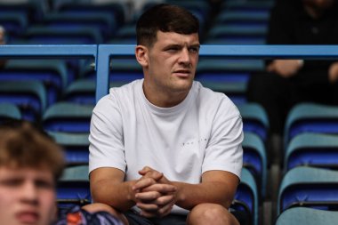 Warrington Wolves takımından Josh Thewlis, Betfred Süper Lig 25. Raundda Halliwell Jones Stadyumu, Warrington, İngiltere 'de oynanan Warrington Wolves - Leopards maçında yedek maçı izliyor.