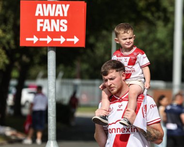 Genç bir Hull KR taraftarı, 7 Eylül 2025 'te İngiltere' nin Hull kentinde bulunan Sewell Group Craven Park 'ta oynanan Betfred Süper Lig 25. Raundunda babasının omuzlarında maça çıkıyor.