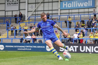 Warrington Wolves takımından Marc Sneyd, Betfred Süper Lig 25. Raundda ısınma turunda Halliwell Jones Stadyumu, Warrington, İngiltere 'de oynanan Warrington Wolves - Leigh Leopards maçında