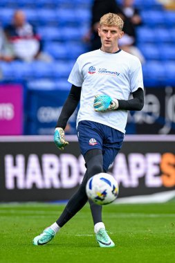 Bolton Wanderers takımından Teddy Sharman-Lowe, 6 Eylül 2025 'te İngiltere' nin Bolton Stadyumu 'nda Bolton Wanderers - AFC Wimbledon maçından önce ısınıyor.