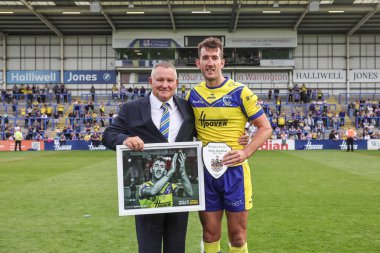 Warrington Wolves 'un başkanı Stuart Middleton son maçında bir resim ve plaketle Warrington Wolves' tan Stefan Ratchford 'u sunar. 