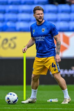 AFC Wimbledon takımından Jake Reeves, 6 Eylül 2025 'te İngiltere' de oynanan Wimbledon maçından önce Bolton Wanderers ve Wimbledon maçında ısınmaya başladı.