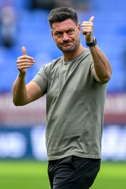 AFC Wimbledon 'un teknik direktörü Johnnie Jackson, 6 Eylül 2025' te İngiltere 'nin Toughsheet Community Stadyumu' nda oynanan Sky Bet 1 karşılaşmasında Bolton Wanderers 'ın Wimbledon' a karşı oynadığı maçta gezgin taraftarları kabul ediyor.