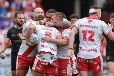 Hull KR 'dan Jez Litten, 7 Eylül 2025' te İngiltere 'nin Hull kentinde oynanan Sewell Group Craven Park' ta oynanan Betfred Süper Lig 25. Raund Hull KR vs Hull FC karşılaşmasında takım arkadaşlarıyla yaptığı denemeyi kutluyor.