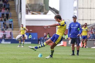 Warrington Wolves 'tan Stefan Ratchford, 6 Eylül 2025' te İngiltere 'nin Warrington kentinde oynanan Betfred Süper Lig 25. Maçı' nda gol atmak için Halliwell Jones Stadyumu 'nda Warrington Wolves - Leigh Leopards maçına çıktı.