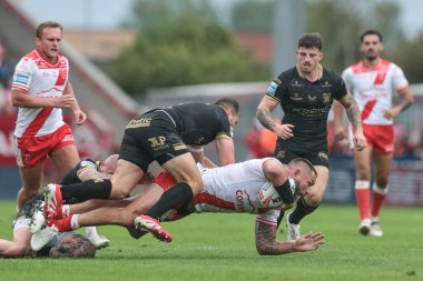 Hull KR 'dan Jared Waerea-Hargreaves, Hull FC' den Zak Hardaker tarafından oynanan Betfred 25. Süper Lig karşılaşmasında Hull KR vs Hull FC 'ye karşı Sewell Group Craven Park, Kingston upon Hull, İngiltere, 7 Eylül 2025