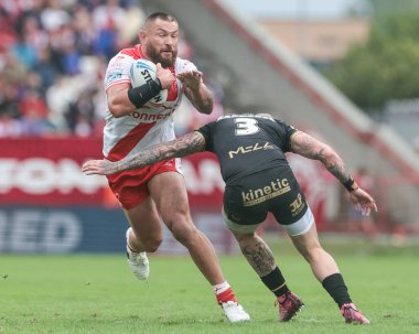 Hull KR 'dan Jared Waerea-Hargreaves, Hull FC' den Zak Hardaker tarafından oynanan Betfred 25. Süper Lig karşılaşmasında Hull KR vs Hull FC 'ye karşı Sewell Group Craven Park, Kingston upon Hull, İngiltere, 7 Eylül 2025