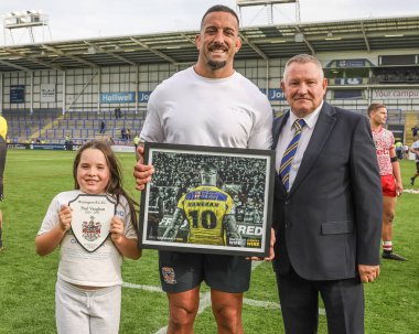 Warrington Wolves 'un Başkanı Stuart Middleton, Warrington Wolves' tan Paul Vaughan 'a Betfred Süper Lig 25. Raundda oynadığı Warrington Wolves - Leigh Leopards maçında evinde oynadığı son maçta bir plaket ve fotoğraf sunar. 
