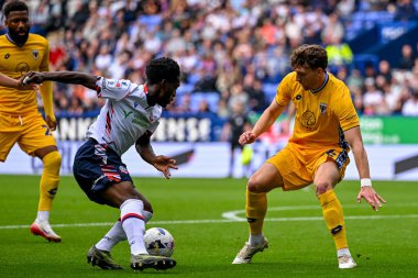 Bolton Wanderers takımından Amario Cozier-Duberry, 6 Eylül 2025 'te İngiltere' nin Bolton Stadyumu 'nda oynanan Sky Bet 1 maçında Riley Harbottle' u yendi.